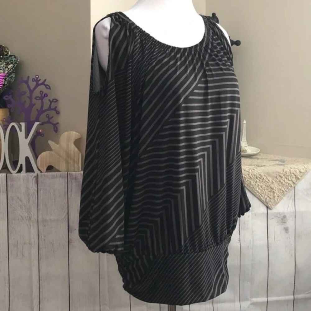 Robert Louis sz M Striped Cold Shoulder Top